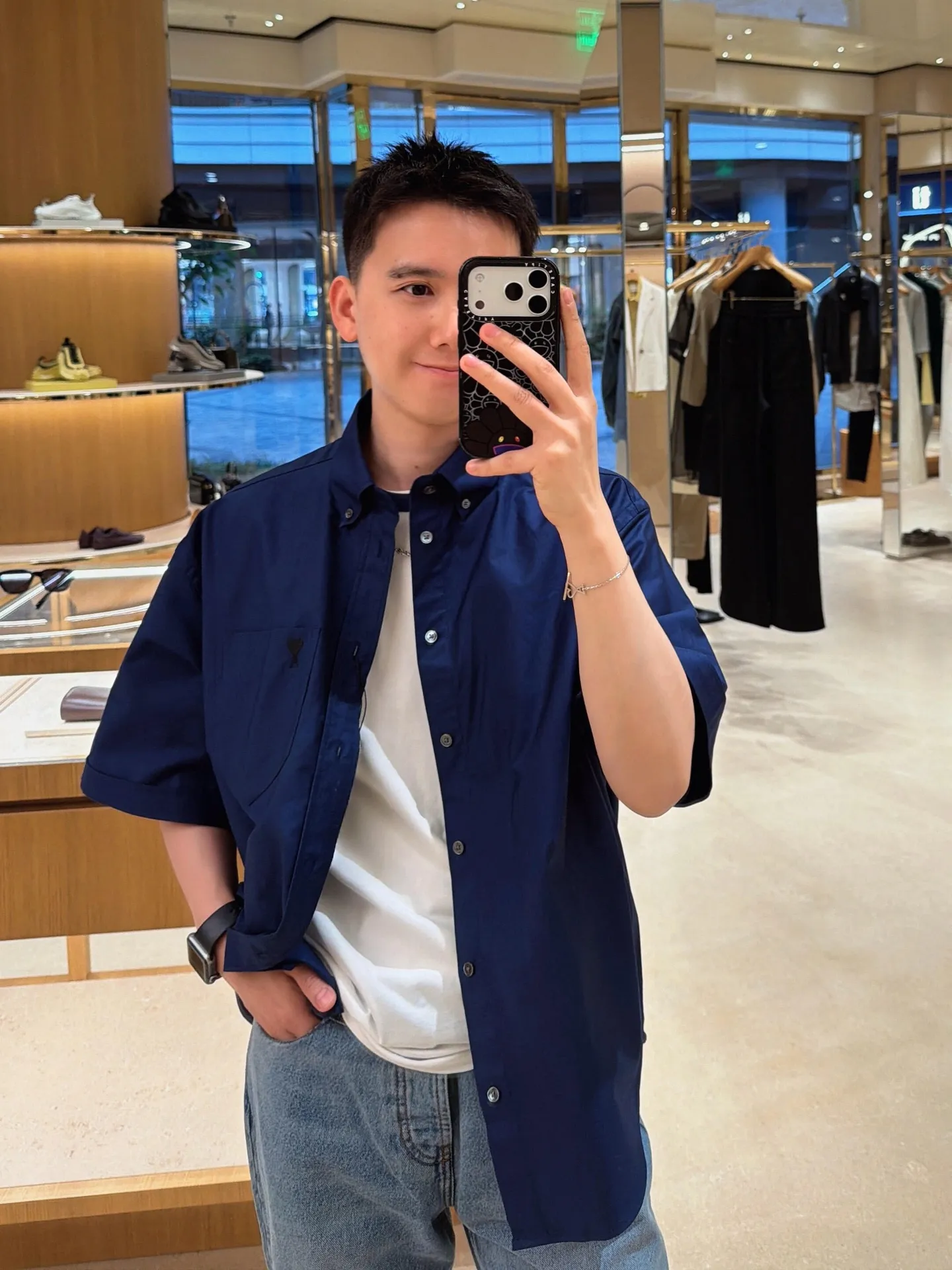 [Upper body picture] Ami Paris love pocket embroidered short-sleeved shirt (Blue)